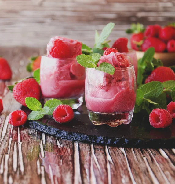 Gefrorener Joghurt, Sorbet mit Erdbeeren, Himbeeren und Minze, selektiver Fokus — Stockfoto