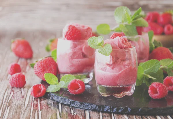 Reife rote Himbeeren und Erdbeeren in Holzschale, selektiver Fokus — Stockfoto