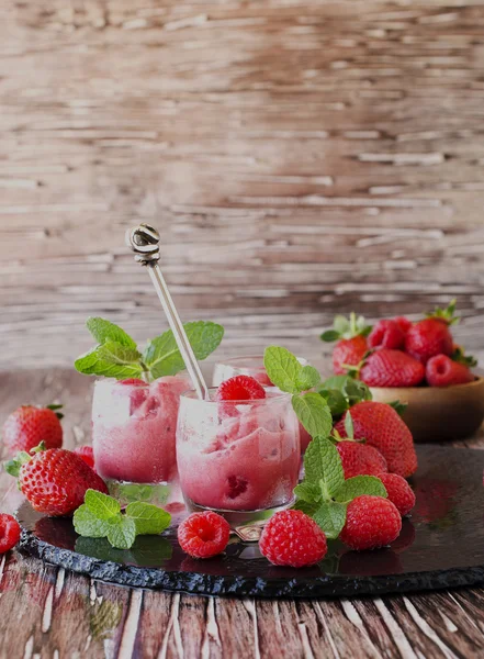 Iogurte congelado, sorvete com morangos, framboesas e hortelã, foco seletivo — Fotografia de Stock