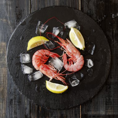 Limon ve buz küpleri, seçici odak ile iki çiğ karides