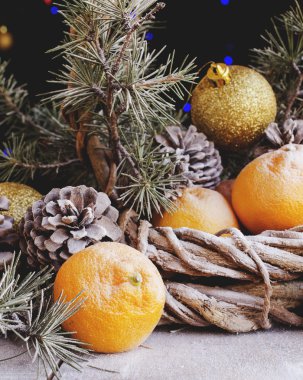 Noel kartı çam dalları ve dekorasyon