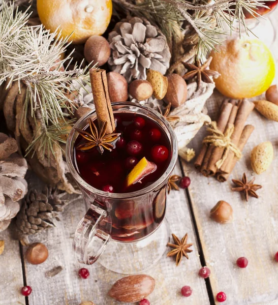 전나무 나무 가지와 뜨거운 와인 크리스마스 카드의 컵 — 스톡 사진