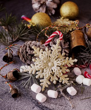 Noel kartı çam dalları ve dekorasyon