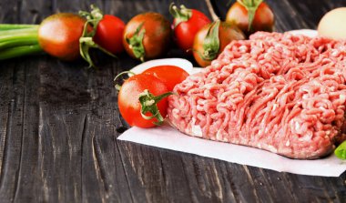 çiğ kıyma, tuz ve Baharatlar, seçici odak sebzeler ile