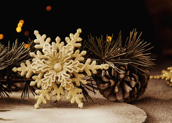 Cartão de Natal com ramos de abeto e decoração — Fotografia de Stock