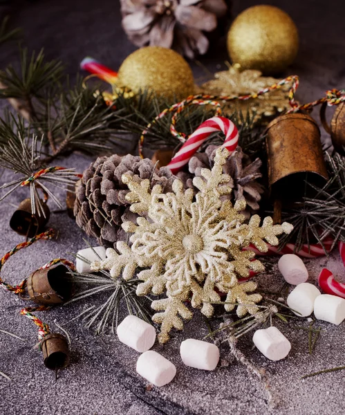 Noel kartı çam dalları ve dekorasyon