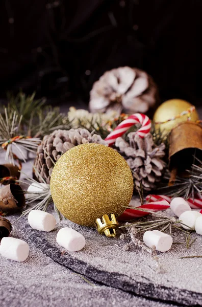 Noel kartı çam dalları ve dekorasyon