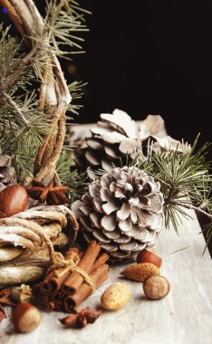 Noel kartı çam dalları ve dekorasyon