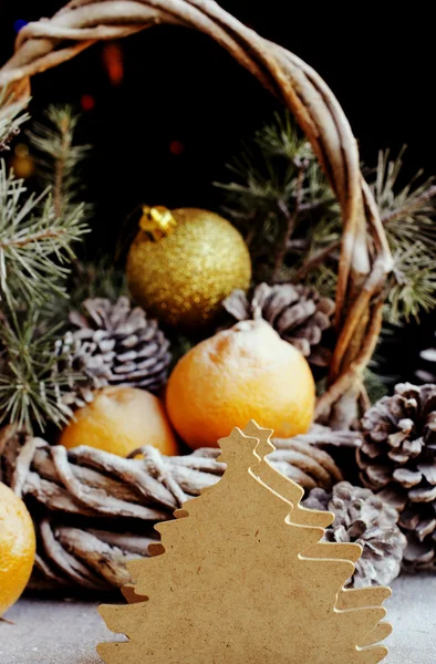 Julkort med Gran grenar och dekoration — Stockfoto