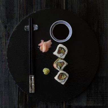 Suşi, yemek çubukları ve sos, seçici odak