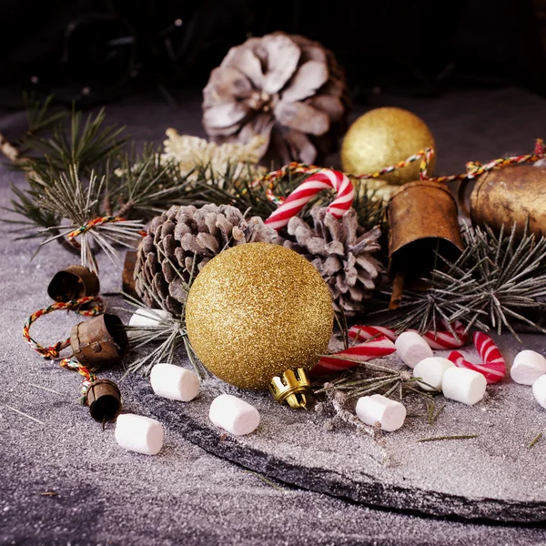 圣诞贺卡与冷杉的枝条和装饰 — 图库照片