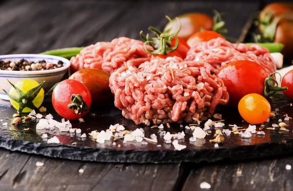 Carne picada cruda, verduras con sal y especias, enfoque selectivo — Foto de Stock