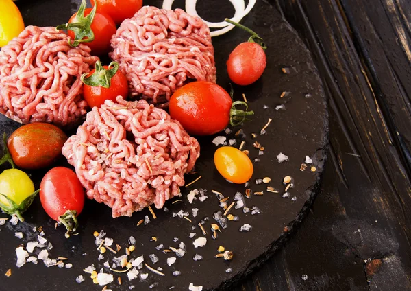 Carne picada cruda, verduras con sal y especias, enfoque selectivo — Foto de Stock