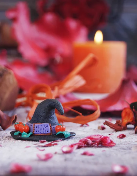 Deko-Kürbis zu Halloween mit getrockneten Blumen — Stockfoto