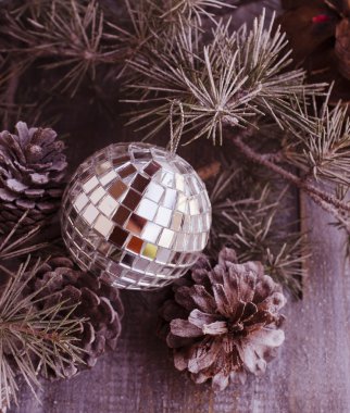 Köknar dallarıyla Noel süslemesi