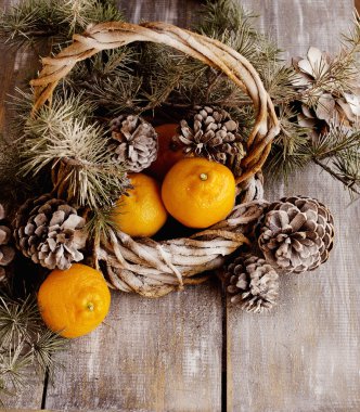 Köknar dallarıyla Noel süslemesi