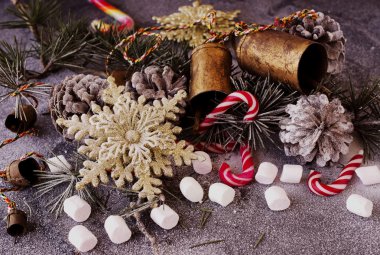 Köknar dallarıyla Noel süslemesi