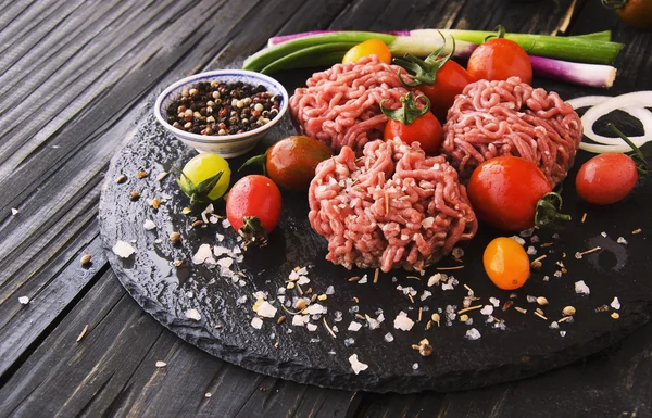 Carne picada cruda, verduras con sal y especias, enfoque selectivo — Foto de Stock