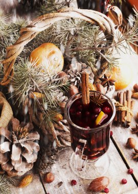 Köknar dallarıyla Noel süslemesi