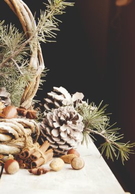 Köknar dallarıyla Noel süslemesi