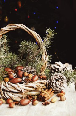 Köknar dallarıyla Noel süslemesi