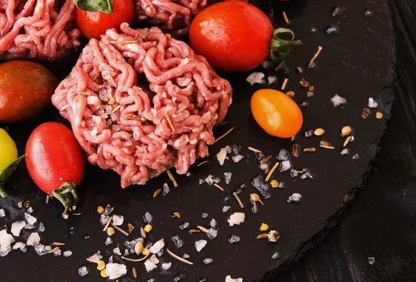 Carne picada cruda, verduras con sal y especias, enfoque selectivo — Foto de Stock