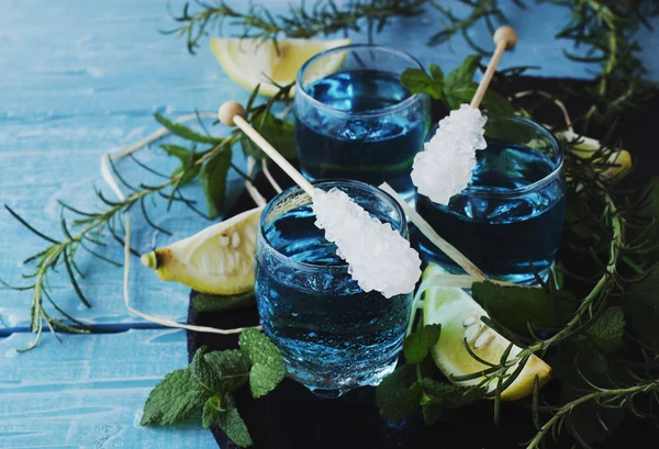 Blauer Curaçao-Likör oder Sambuca mit Zitrone — Stockfoto