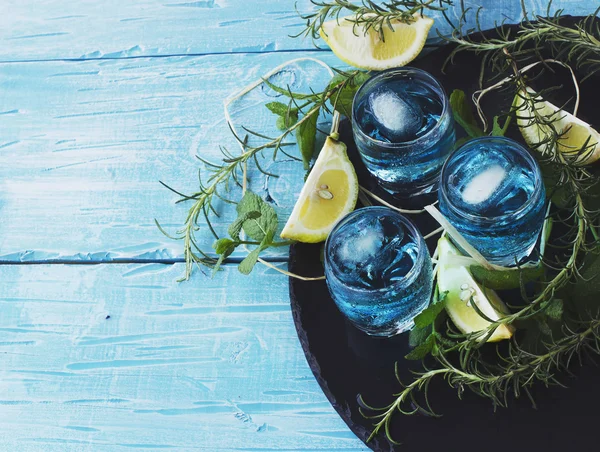 Blauer Curaçao-Likör oder Sambuca mit Zitrone — Stockfoto