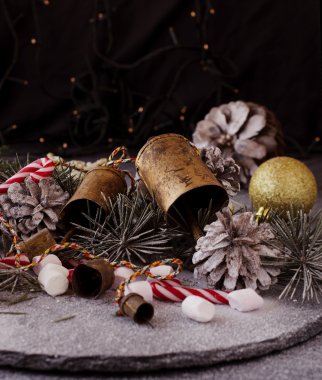 Köknar dallarıyla Noel süslemesi