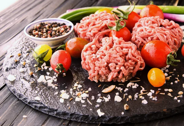 Carne picada cruda, verduras con sal y especias, enfoque selectivo — Foto de Stock