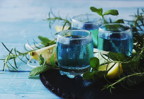 Blue curacao liqueur or sambuca with lemon — Stock Photo, Image