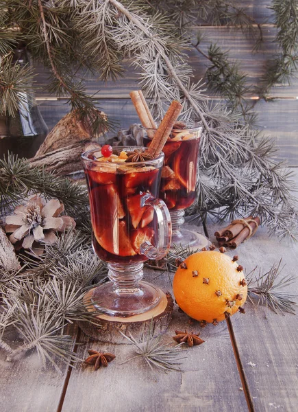クリスマスのためのホットのグリュー ワインのカップ — ストック写真