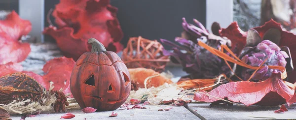 Декоративная тыква на Хэллоуин с сушеными цветами — стоковое фото