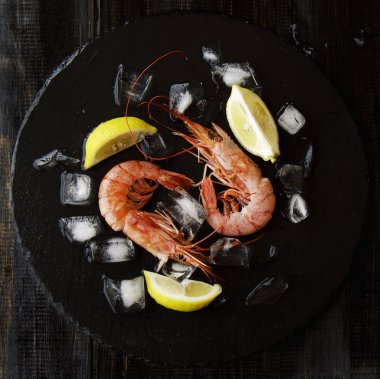 Limon ve buz küpleri, seçici odak ile iki çiğ karides