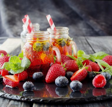 meyve suyu bir bardak çilek, buz ve nane ile