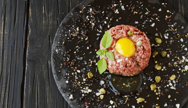 Tartare de steak de viande hachée crue avec sel et épices — Photo