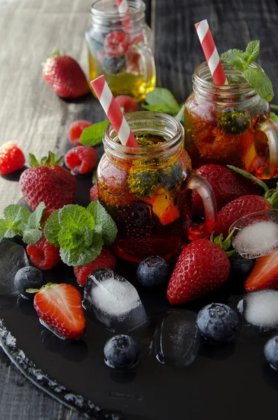 Berry juice i ett glas med bär, ice och mynta — Stockfoto