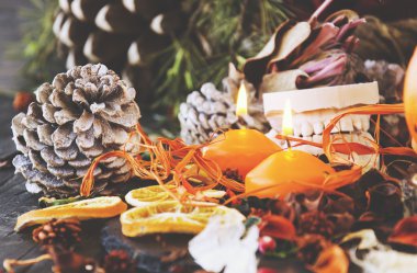 kurutulmuş çiçeklerle Cadılar Bayramı için dekoratif kabak