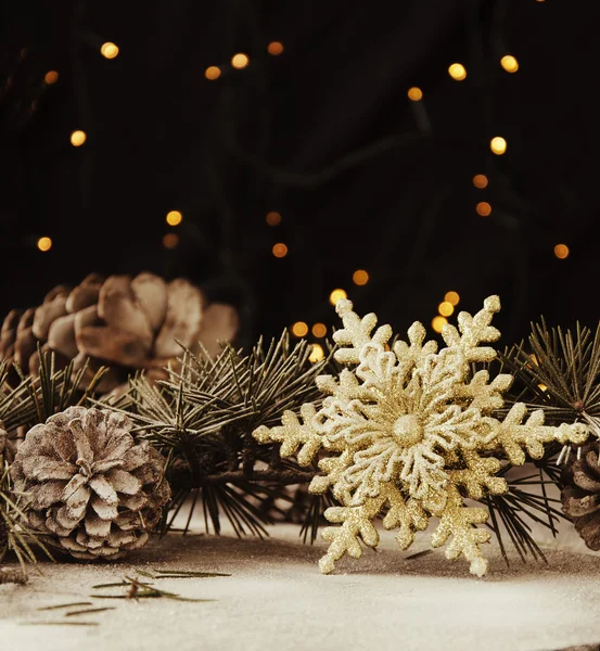 Köknar dallarıyla Noel süslemesi