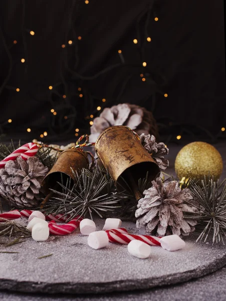 Decoración de Navidad con ramas de abeto —  Fotos de Stock