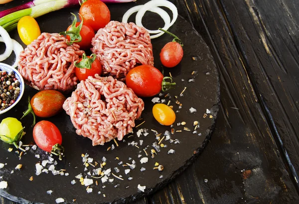 Carne picada cruda, verduras con sal y especias, enfoque selectivo — Foto de Stock