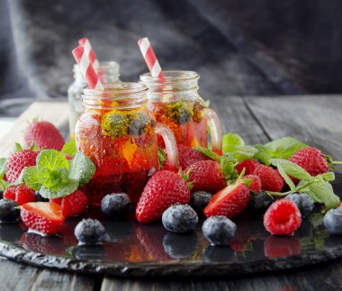 meyve suyu bir bardak çilek, buz ve nane ile