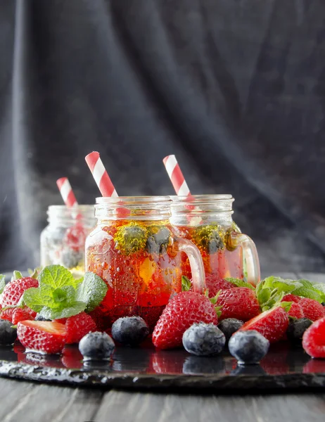 Berry juice i ett glas med bär, ice och mynta — Stockfoto