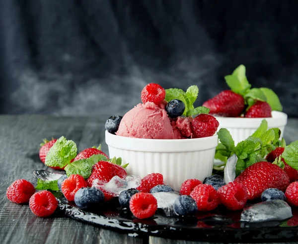 Fruchteis mit frischen Erdbeeren, Blaubeeren und Himbeeren — Stockfoto