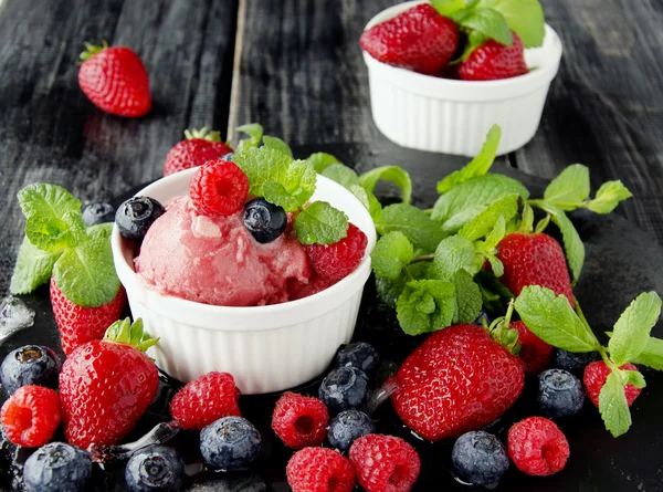 Sorvete de frutas com morangos frescos, mirtilos e framboesas — Fotografia de Stock