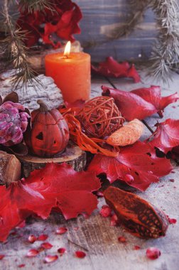 kurutulmuş çiçeklerle Cadılar Bayramı için dekoratif kabak