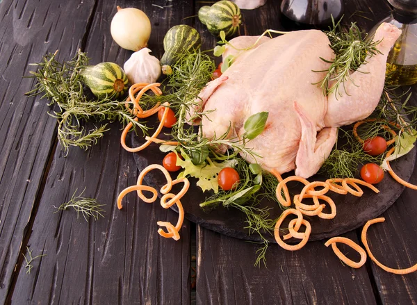 Rohe Hühnchen mit Kräutern Gewürzzutaten, bereit zum Kochen — Stockfoto