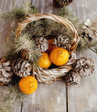 Köknar dallarıyla Noel süslemesi