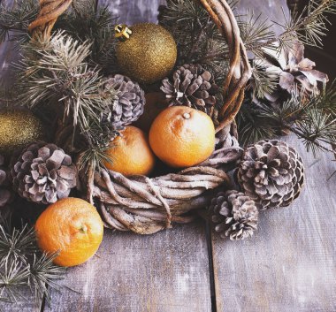 Köknar dallarıyla Noel süslemesi