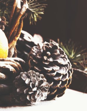 Köknar dallarıyla Noel süslemesi